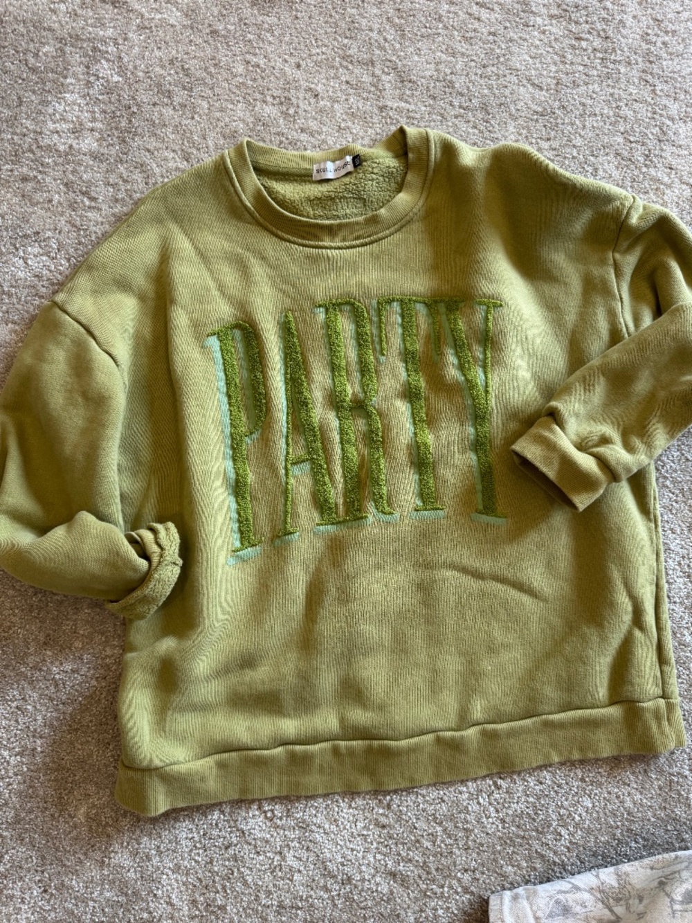 SKULL HOUSE DESIGNS PARTY SWEATSHIRT
